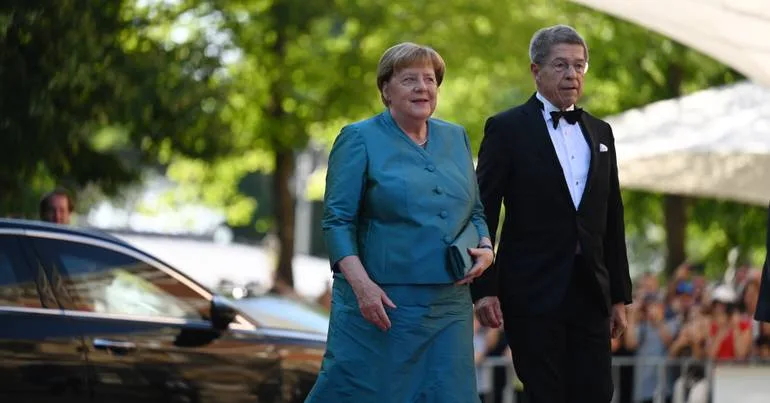 Merkel pede para "lutar pela democracia"