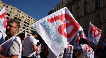 Manifestantes protestam em França contra agravamento do custo de vida