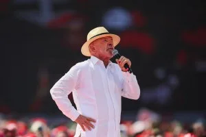 Lula chama Flávio de ‘pior dos Bolsonaros’; senador aposta em economia e família