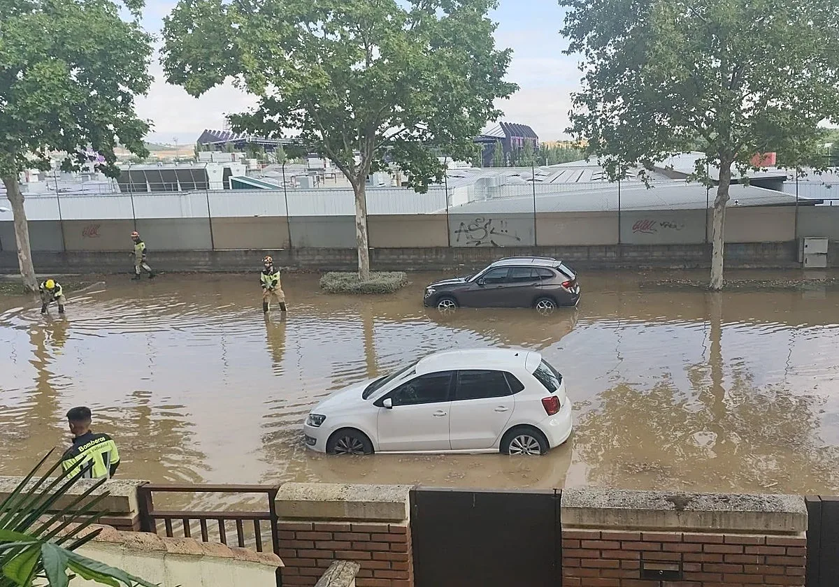 El reventón en una tubería anega parte del barrio de Parquesol en Valladolid