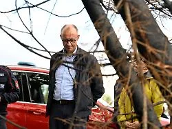 Besuch in Hürtgenwald: Merz entgegnet Buhrufen: Lasse mich davon nicht beeindrucken