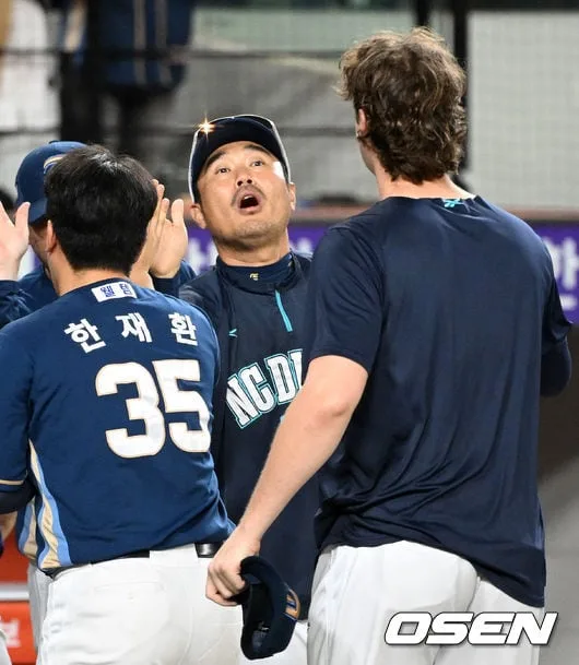 [사진]이호준 감독,'테일러 잘 던졌다'