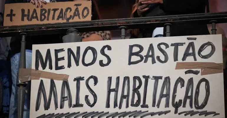 Centenas em manifestação pela habitação no Porto