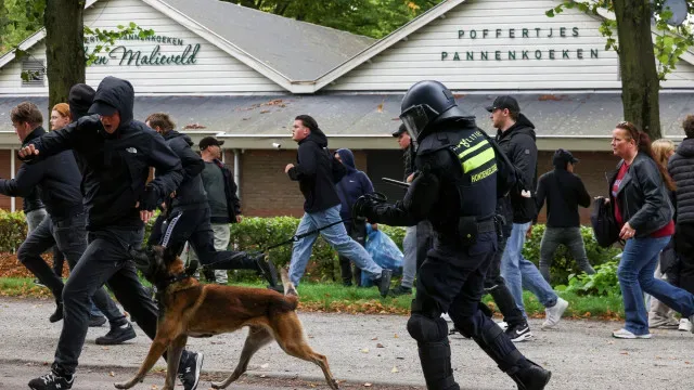 Polícia põe fim a protesto violento de grupo extremista nos Países Baixos
