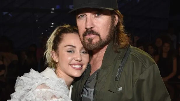 Billy Ray Cyrus reage após Miley retirar sobrenome em nova fase musical e entrega conversa com a cantora; veja Billy Ray Cyrus reage após Miley retirar sobrenome em nova fase musical e entrega conversa com a cantora; veja