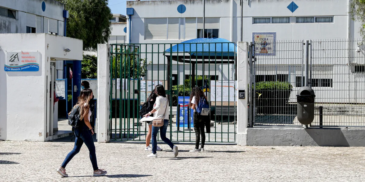 Aulas do secundário só começam a 21 de setembro. Há novas regras para telemóveis