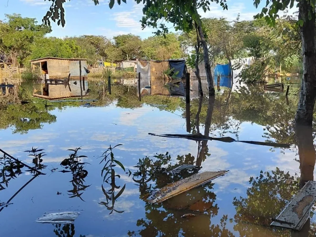 Água invade moradias, destrói móveis e deixa moradores 'ilhados' em comunidade de Campo Grande