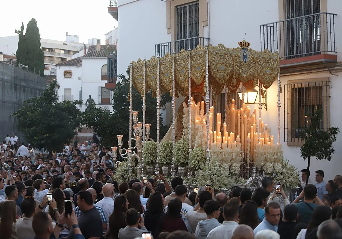 La Reina de la Alegría viste de Pascua y luz de cera una noche de otoño en Córdoba