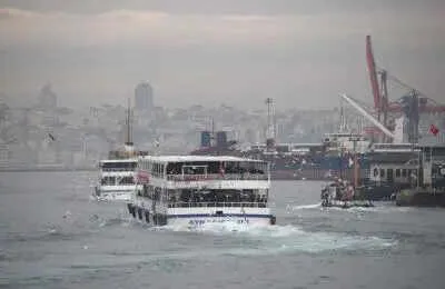 Two Turkish-flagged vessels collide off Istanbul; 10 crew members unreachable