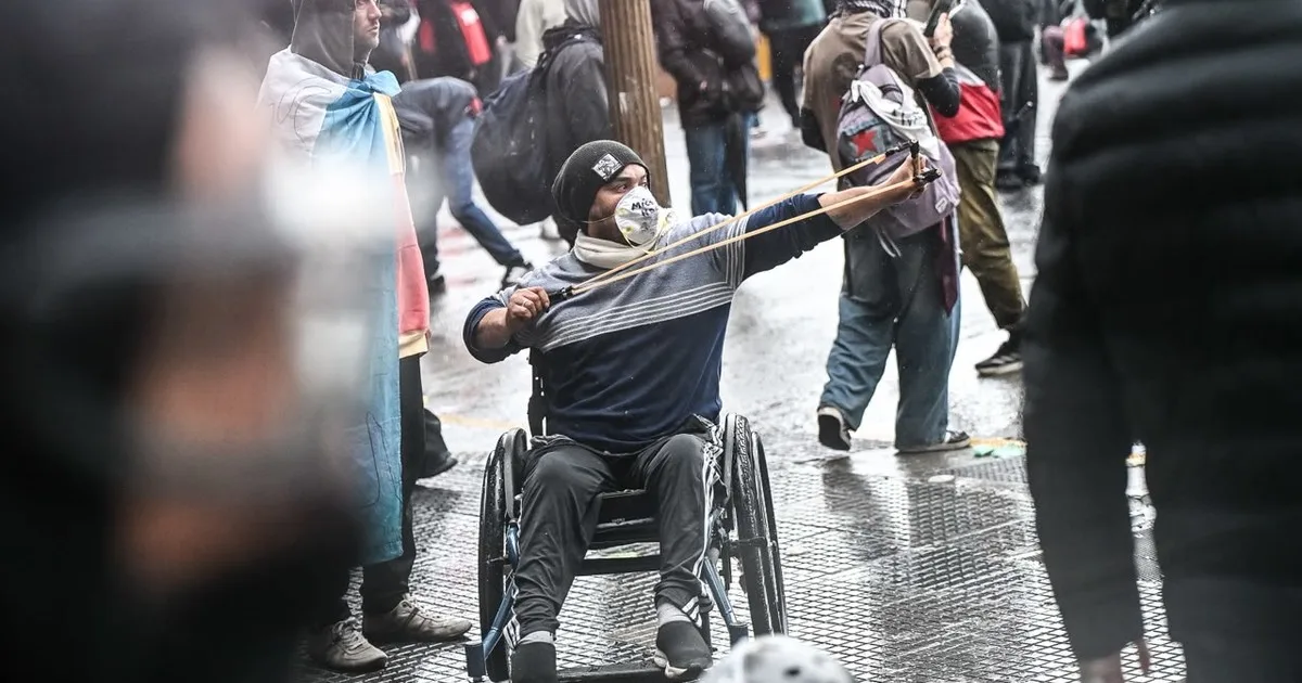 Qué hay detrás de la violencia en la plaza y languidece la campaña por Malvinas