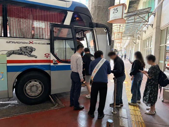 추석 고속버스에서 책 만난다…중앙고속·책과강연 ‘북BUS킹’ 캠페인