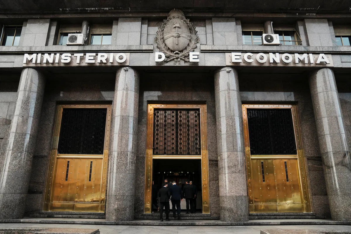 Giro en la estrategia financiera: Economía no buscará dólares del mercado local durante la próxima licitación