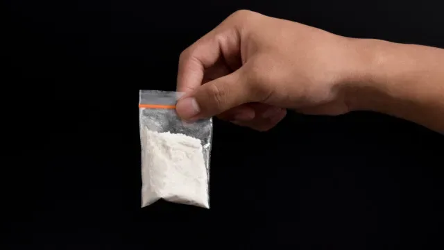 Um vigiava, outro vendia: PSP detém dupla que traficava droga em Cascais