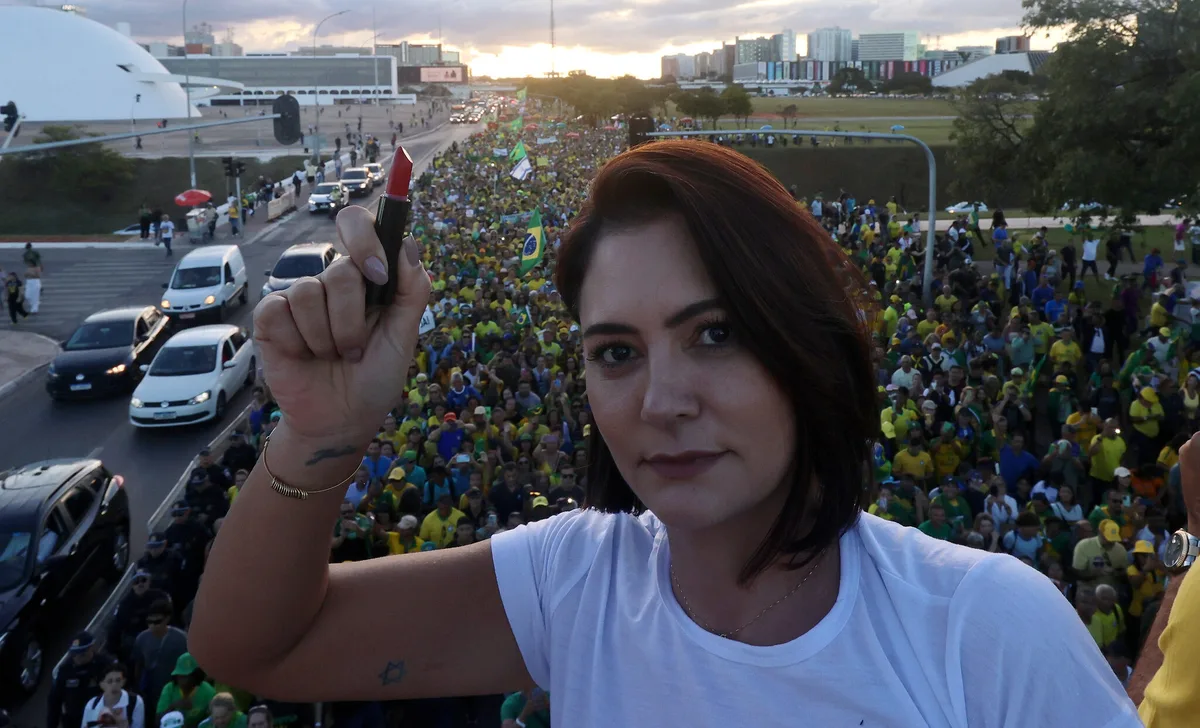Michelle acusa adversário de usar Justiça para atacá-la na eleição