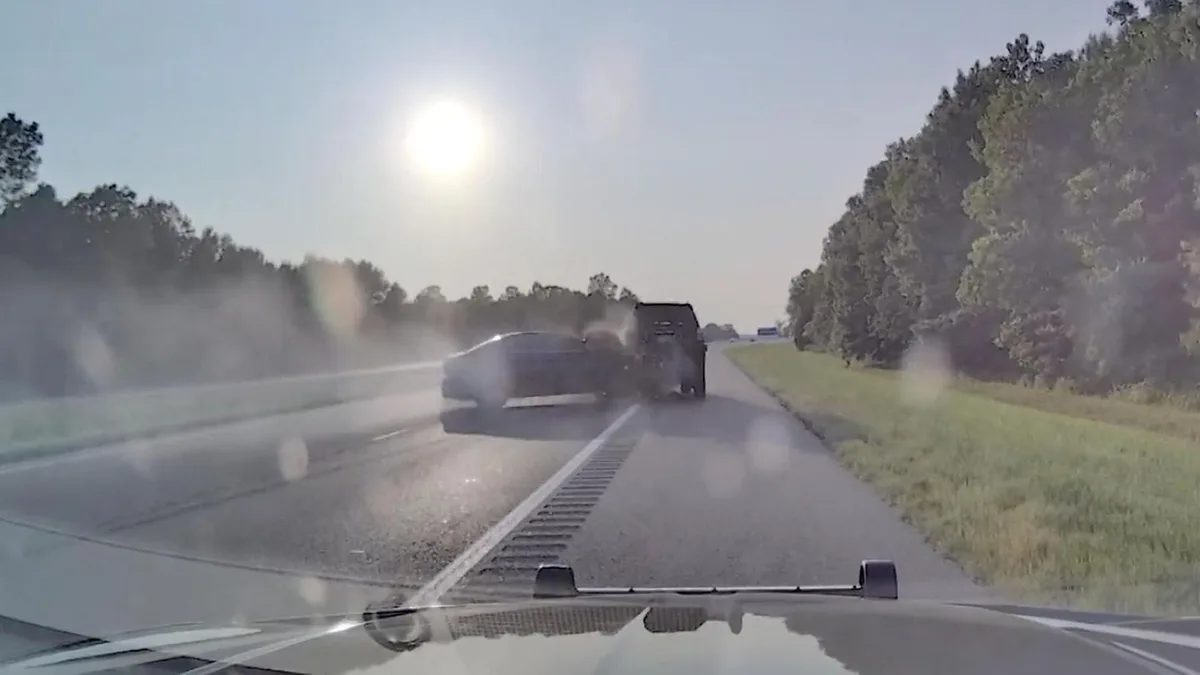 Crash bei über 200 km/h: Polizei rammt Fluchtwagen – und verwickelt Unschuldige in schweren Unfall