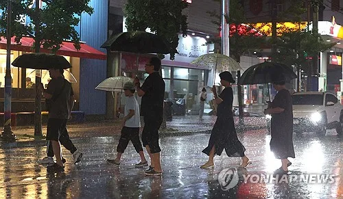 부산·울산·경남 밤까지 최대 60㎜ 비…낮 최고 33도 폭염 계속