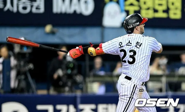 ‘김도영 추격한다’ LG 오스틴, 2경기 연속 홈런 터졌다…타구속도 179km-발사각 21도 '괴력 홈런'