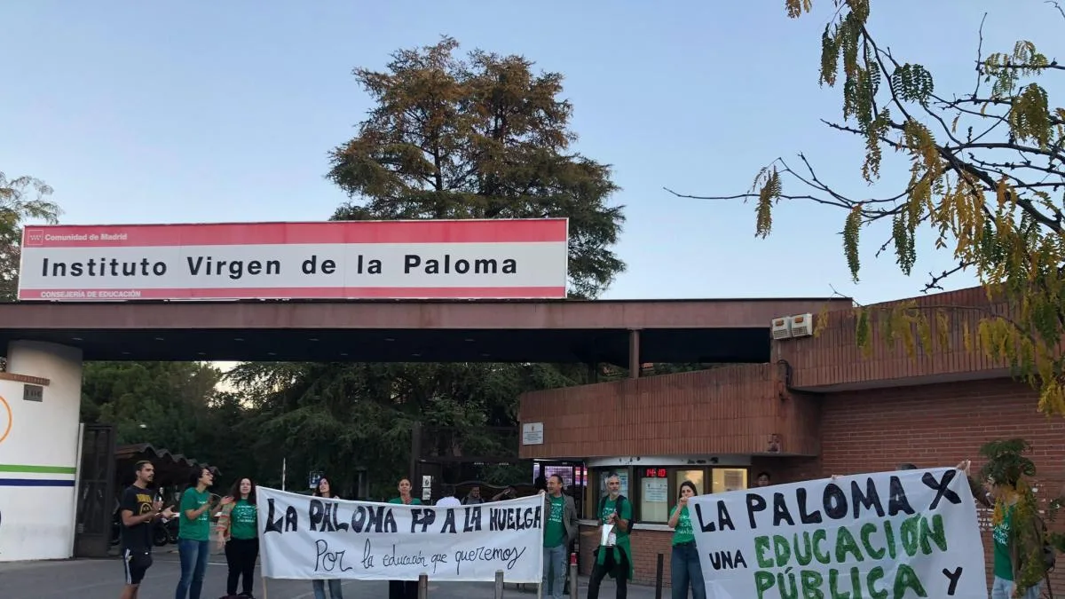 Protesta masiva y cargas policiales el primer día de huelga de los profesores en Madrid