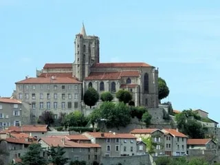 À quelques pas de Saint-Étienne, cette « Petite cité de caractère » est le lieu de naissance de la boule de pétanque