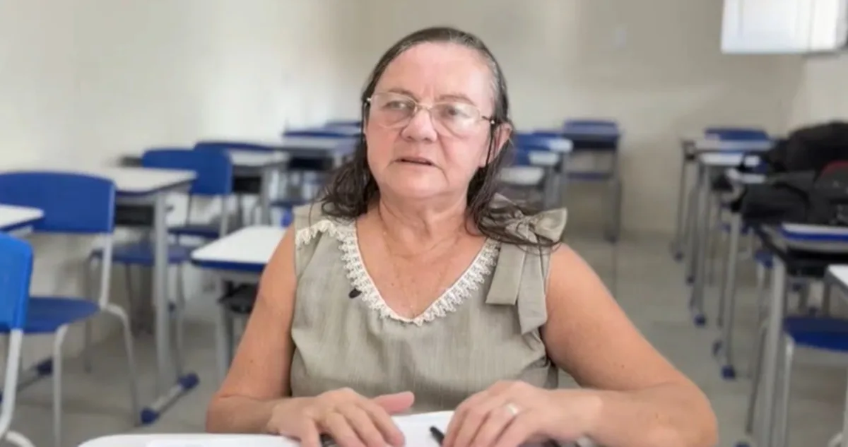 Aos 65 anos, mulher que não pôde estudar na infância aprende a ler, conclui ensino médio e escreve livro na PB