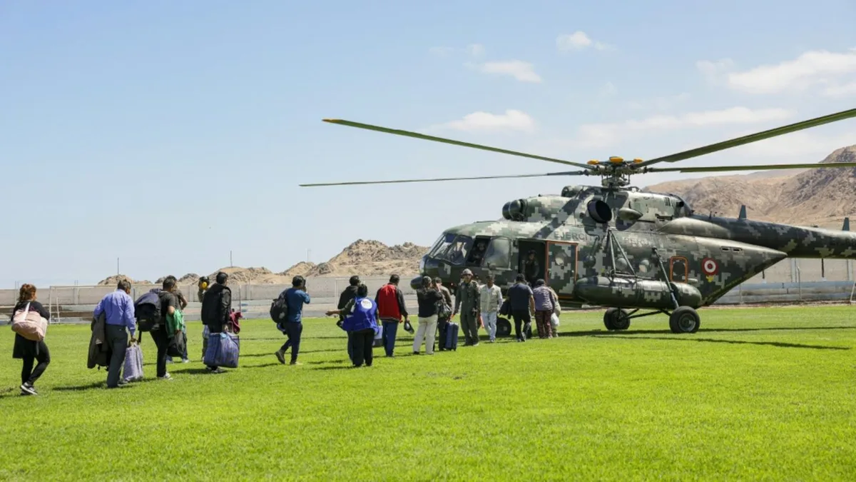350 Menschen sitzen tagelang auf Straße in Peru fest - Rettung per Hubschrauber