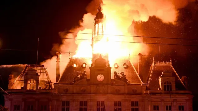 Manifestantes incendeiam edifício de autarquia francesa: "Ato deliberado"