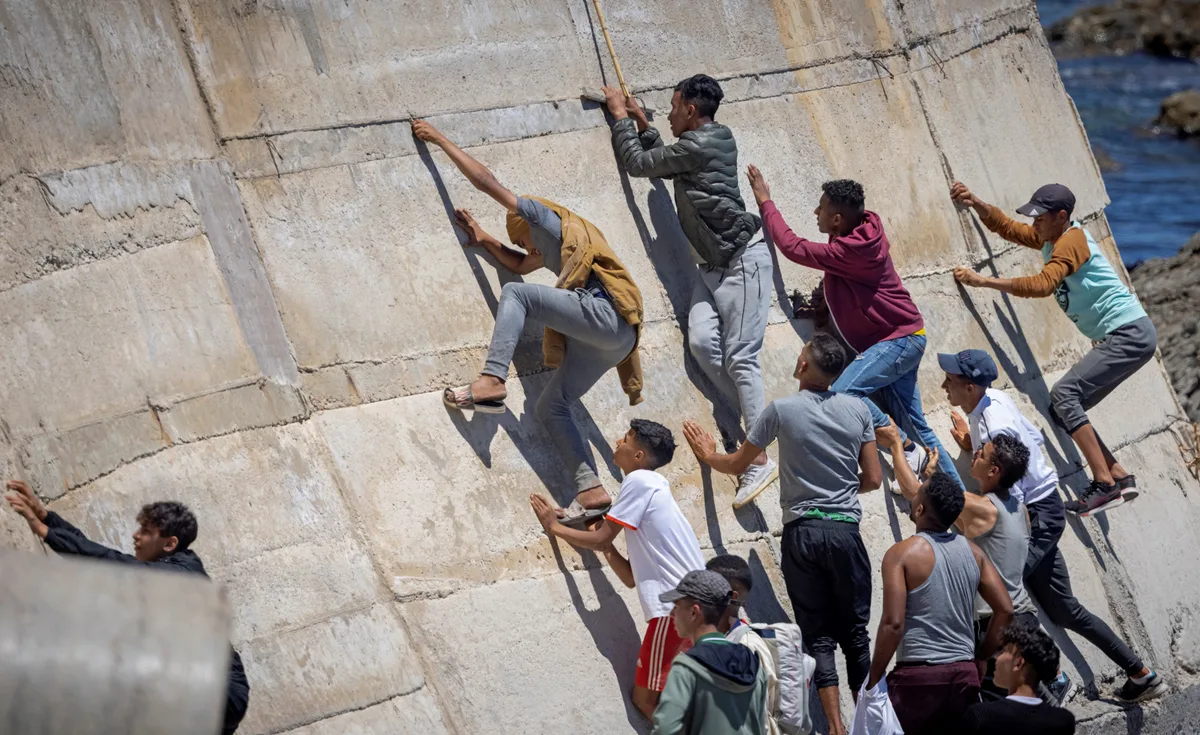 Itália e Espanha mantêm controlos nas fronteiras após crise migratória em Ceuta