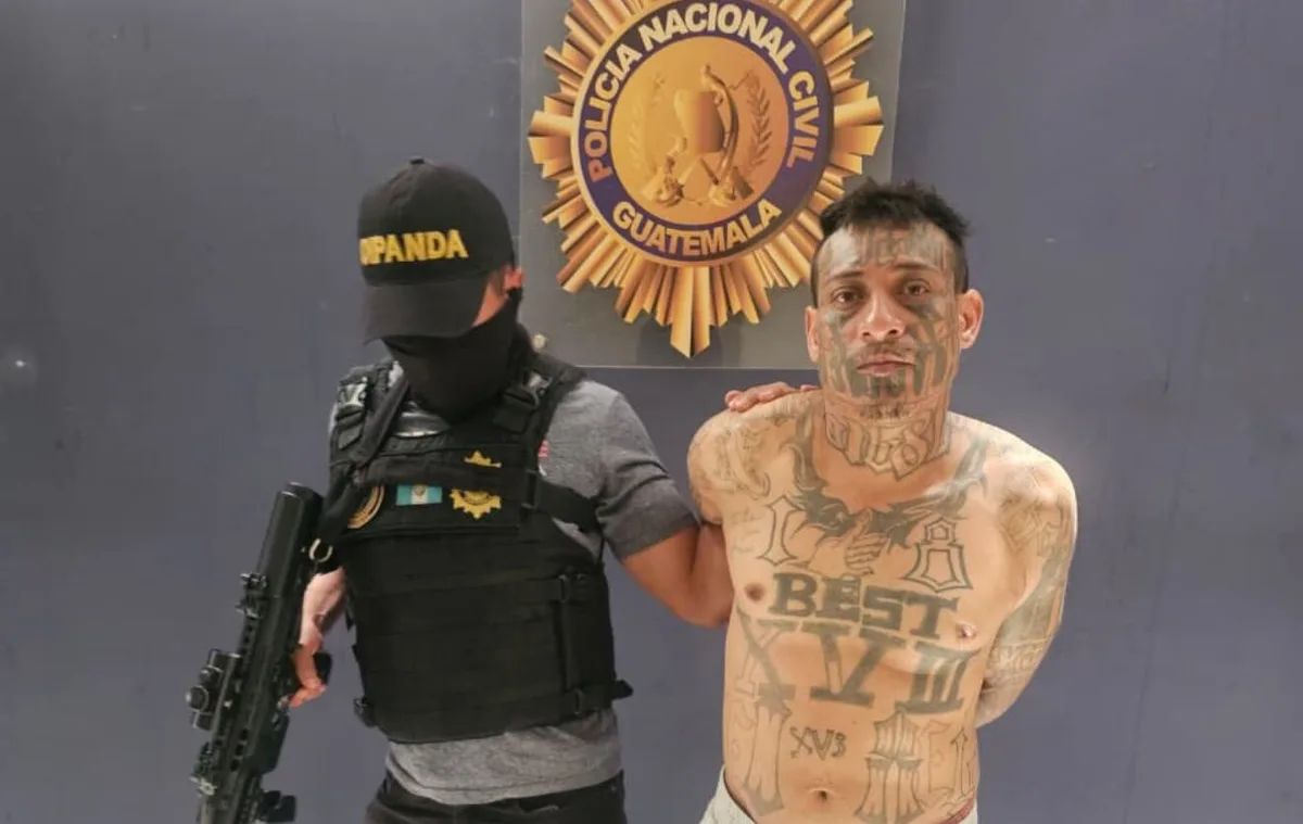 Autoridades guatemaltecas reciben en la frontera a alias “El Muerto”, uno de los 100 m{as buscados por El Salvador