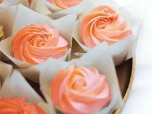 Ponquecitos cubiertos de merengue rosa