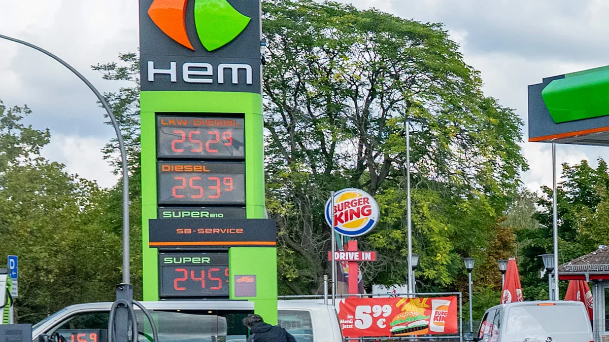 Diesel um 12 Uhr 20 Cent teurer - Nach Huthi-Terror! Spritpreis knallt rauf