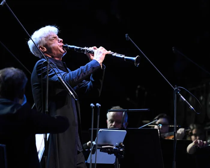 Swedish Chamber Orchestra/Fröst review – dance, dynamism and a wild rumpus as maverick clarinettist-conductor takes charge