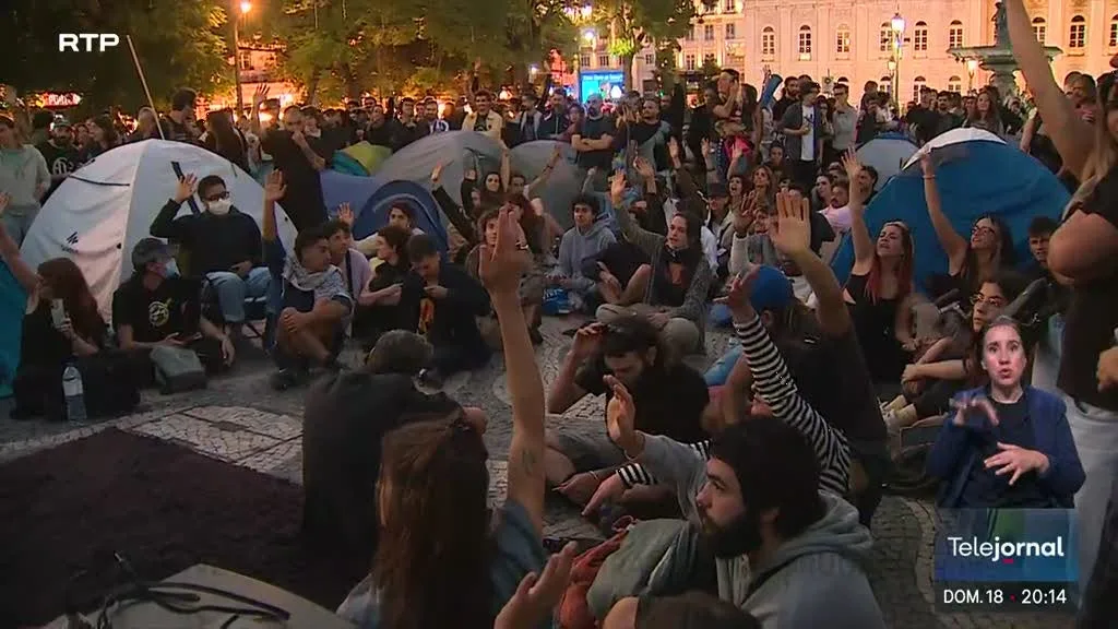Acampamento no Rossio. Manifestantes de Lisboa decidem continuar o protesto