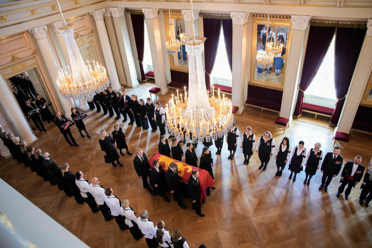 El féretro de Harald V llegó a la capilla del Palacio Real de Oslo