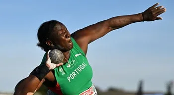 Auriol Dongmo campeã do lançamento do peso com recorde dos Jogos