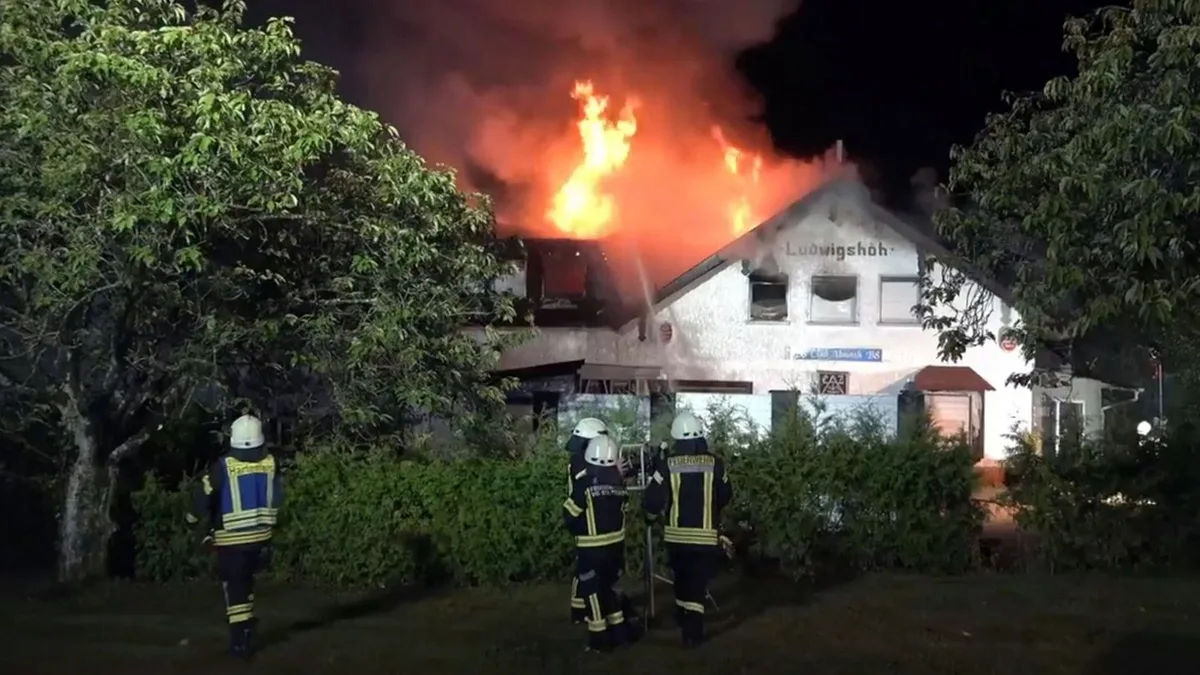 Löscheinsatz in Freilingen: Feuer in Swingerclub: Gebäude steht in Vollbrand