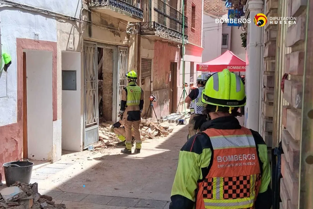 Muere uno de los dos trabajadores atrapados por el derrumbe de una vivienda en Sariñena (Huesca)