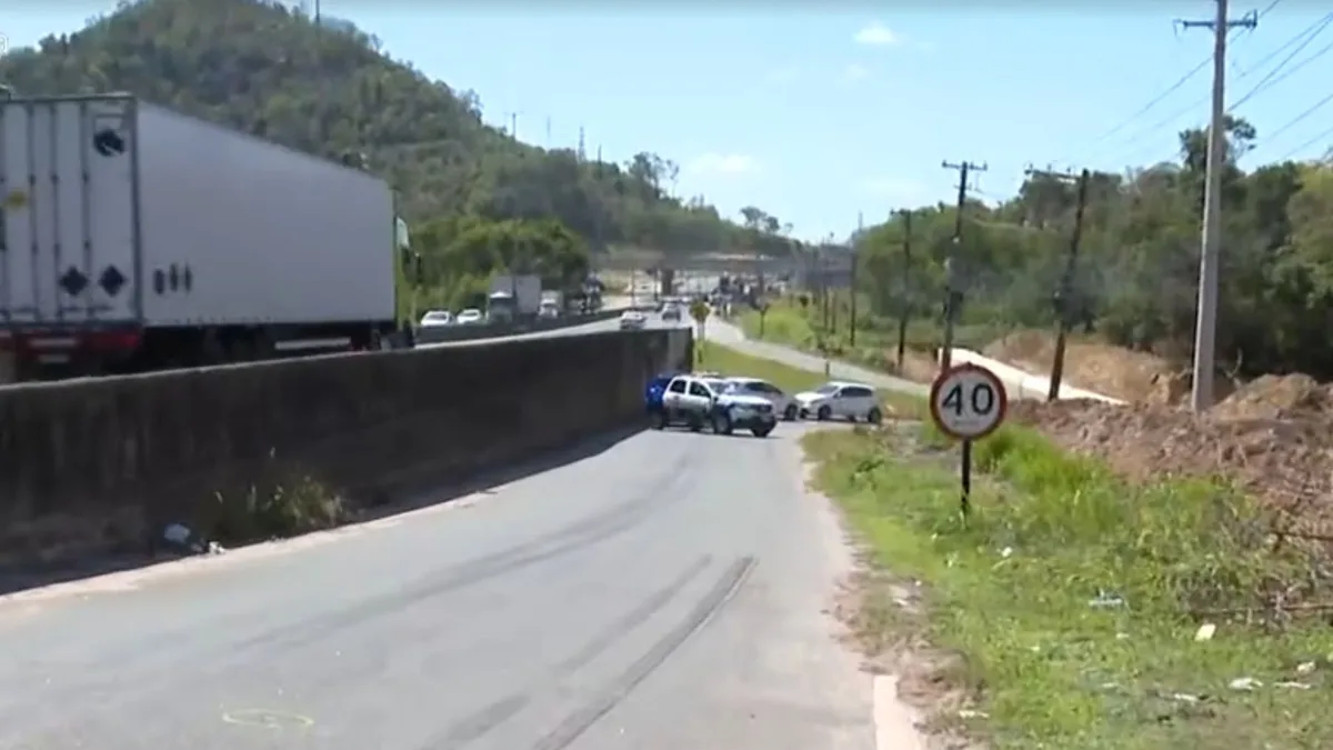 Trecho de rua em Viana é interditado para obra contra alagamentos; entenda