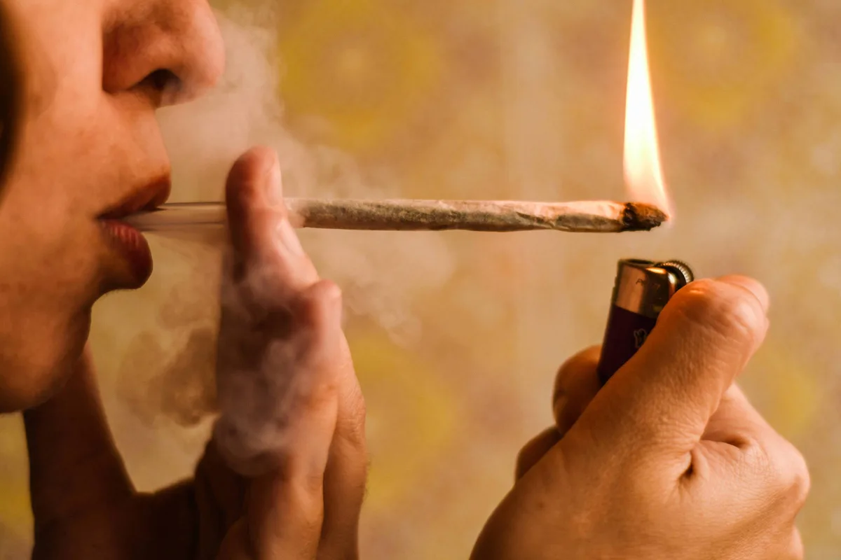 Belo Horizonte prevê multa de R$ 1.500 para quem for flagrado usando drogas em público