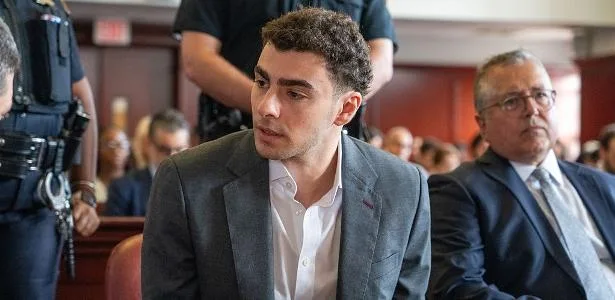 Luigi Mangione reaparece em público em tribunal de NY nesta terça-feira
