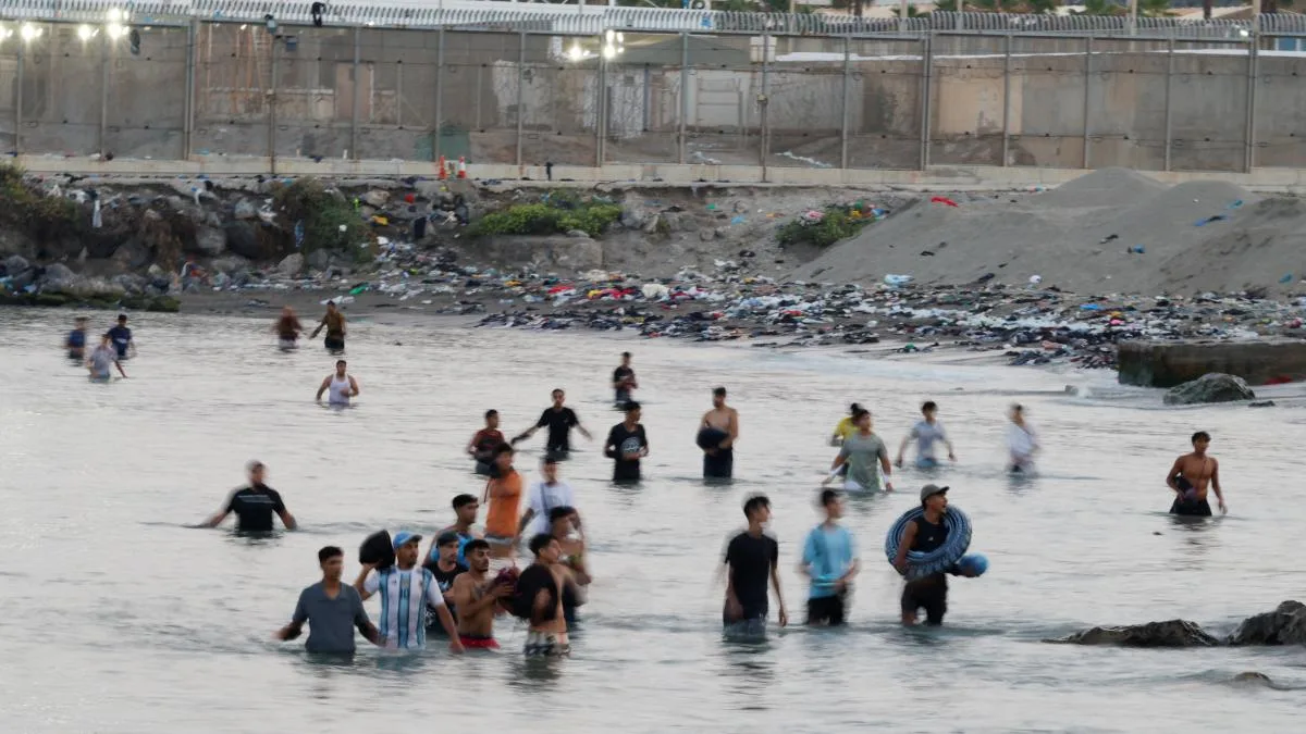 El informe policial señala que gendarmes marroquíes “guiaron” el asalto de migrantes a Ceuta