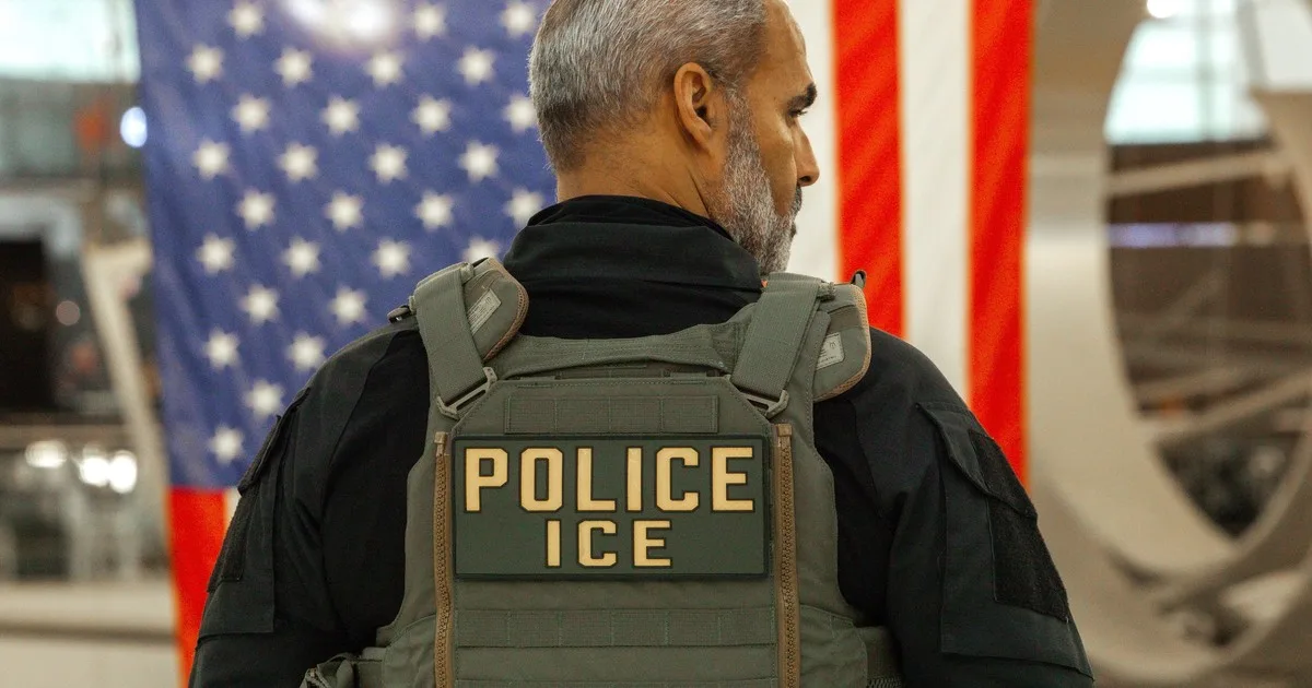 Un abogado especializado en inmigración explica por qué un documento legal de EE.UU. no evita que ICE te detenga: "Si estás fuera del estatus, puedes ser detenido"