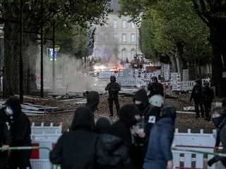 Manifestation du 17 octobre. Pillages, affrontements, barricades incendiées… À Caen, la mobilisation dégénère
