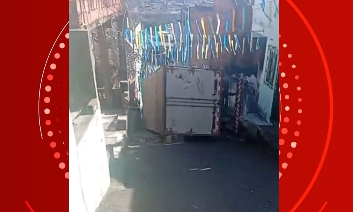 VÍDEO: caminhão desgovernado tomba e interdita ladeira em Salvador