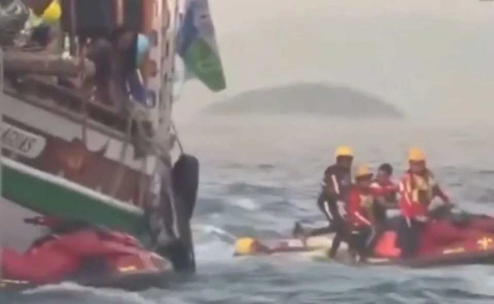 Acidente na “barqueata”! Barco de apoiadores de Flávio Bolsonaro bate em jet ski dos bombeiros durante evento