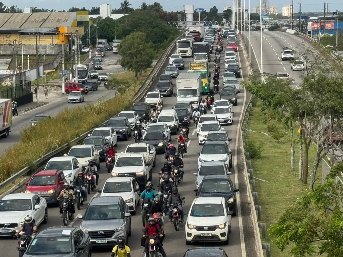 Acidente entre carros e motos causa congestionamento na BR-101 em Natal