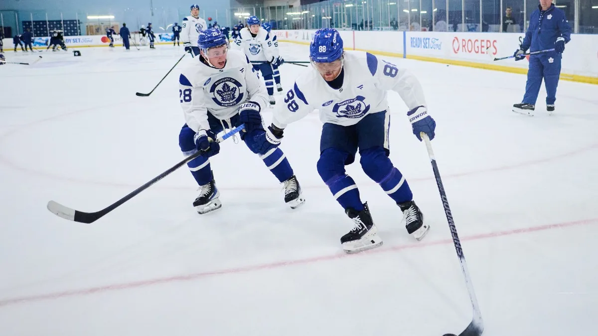Maple Leafs honour history with classic logo at centre ice