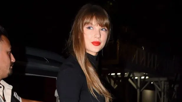 Fãs de Taylor Swift suspeitam de novo projeto após pistas misteriosas espalhadas pelas ruas de Nova York; confira Taylor Swift levanta teorias sobre novo álbum com pista misteriosa e fãs reagem (Foto: Getty)