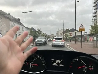 Les auto-écoles confrontées aux incivilités des automobilistes : « Certains ne supportent pas d’être derrière »
