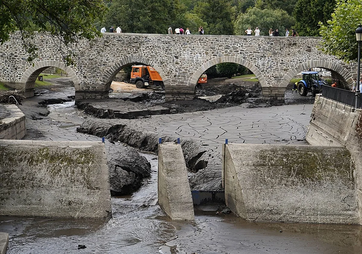 Comienza la limpieza del lodo del río en Molinaseca (León) que se prolongará, al menos, cinco días