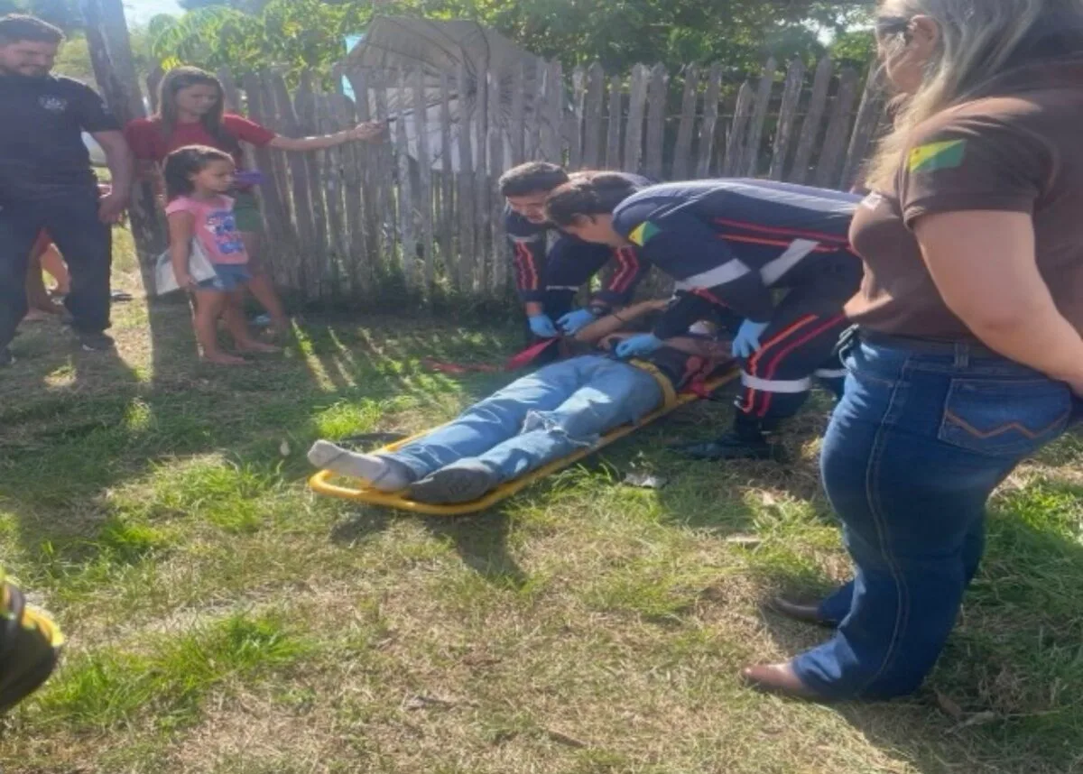 Colisão entre carro e moto deixa homem ferido em Mâncio Lima